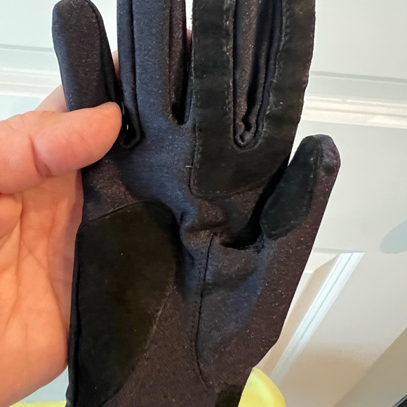 Isotoner black lined Gloves. Medium - Picture 7 of 7